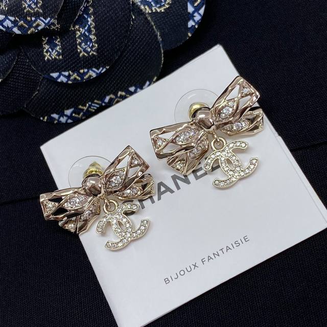 High-Quality, Details As Shown. Fragrant, Openwork Butterfly Bow Pendant C-Shape