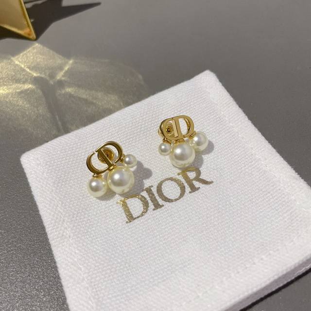 High-Quality, Details As Shown. D Cd Three Small Pearl Earrings. Z 3700, The Sam