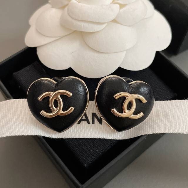 High-Quality, Details As Shown. Fragrant Small Sheepskin Heart-Shaped Ear Studs.