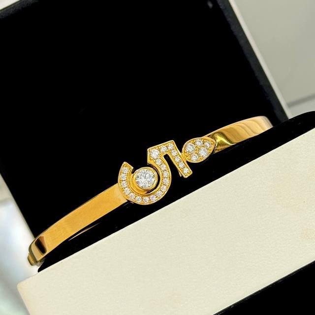 A4724 Zp-Designed, Chanel-Inspired Classic 5-Character Teardrop-Shaped Wide Brac