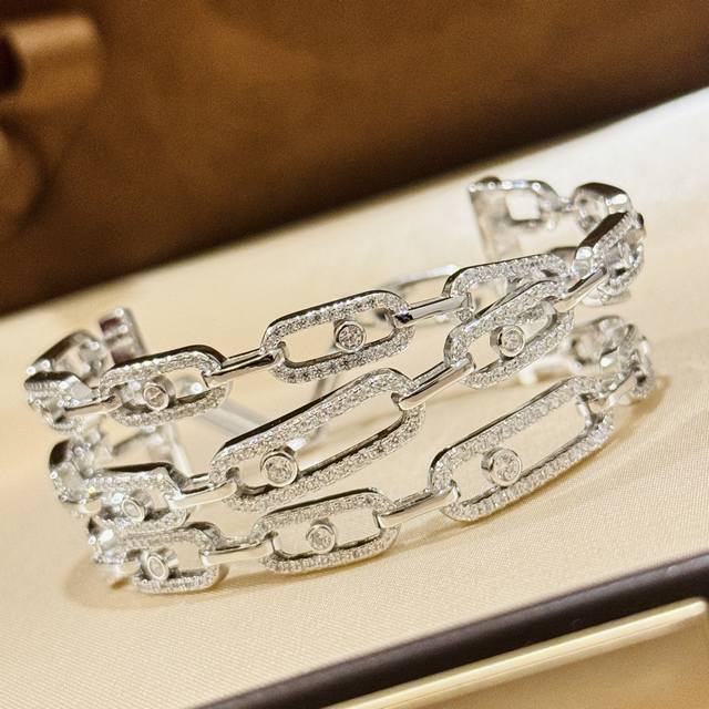 A5637, Renowned For Its Signature Moving Diamond Craftsmanship, Is The Hottest P