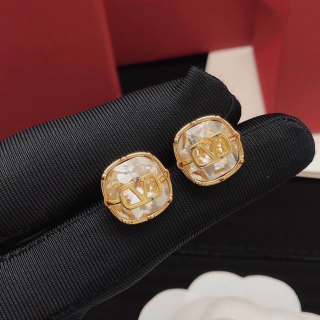 Code Ved0058 Valentino White Square Diamond Ear Studs.