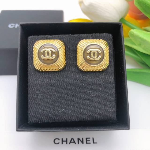 Code Xed0618 C Retro-Inspired Metal Design, Vintage-Style Square Ear Studs. Clas