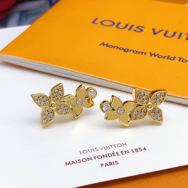 Code Led0053 Gold, Code Led0045 Silver Lv Latest Vintage Pattern Stud Earrings W
