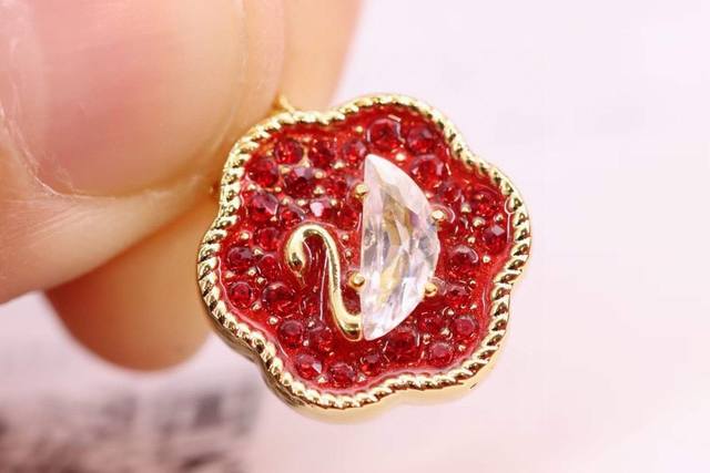 Swarovski Flower Blooming Good Fortune Red Swan Collarbone Necklace This Elegant