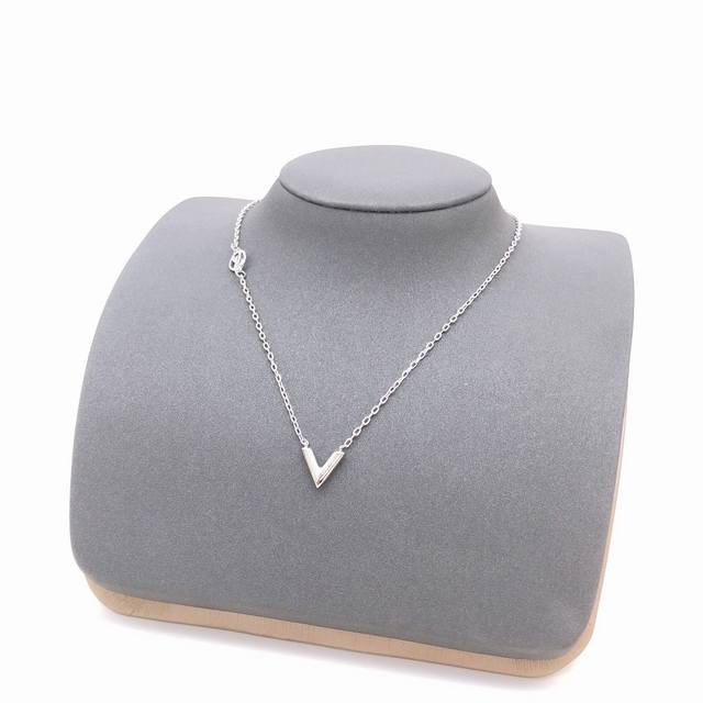 Code Lxl0036 Lv* Latest Silver V-Shaped Necklace, Consistent Zp Brass Material