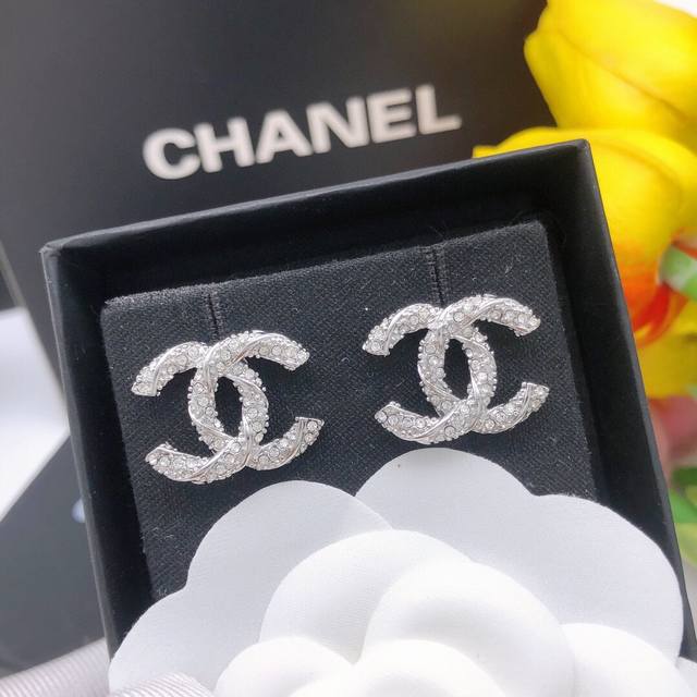Code Xed0088 Chanel Small Diamond-Studded Silver Double C Ear Studs Braided Mini