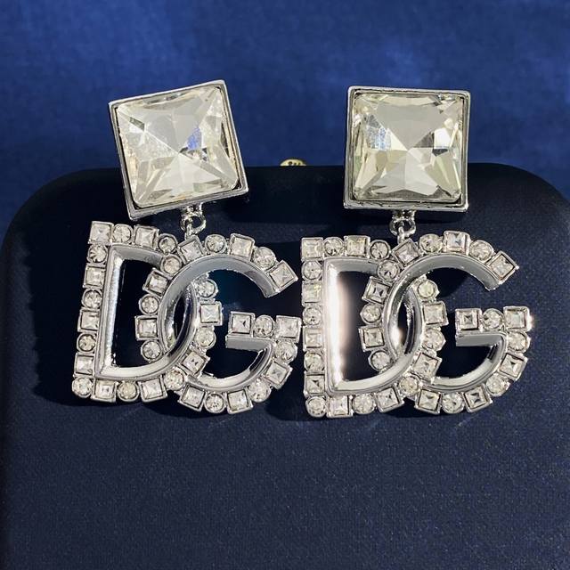 D&G European-Style Luxurious Exaggerated Large Square White Diamond Pendant With