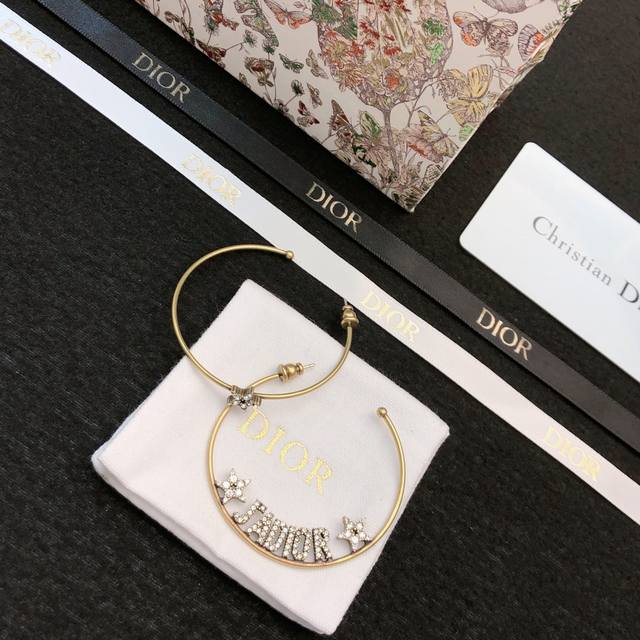 Dior Dior Store Cd Earrings Dior This Year's Trendy Color Palette Blends Soft To