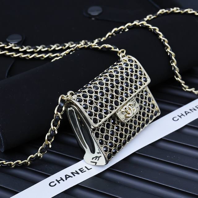 Chanel Full Diamond Metal Crossbody Bag, A Stunning Design That Catches The Eye