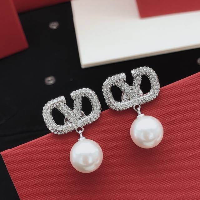 Code Ved0111 Valentino Ear Studs With V-Shaped Silver Pearl And Diamond-Encruste