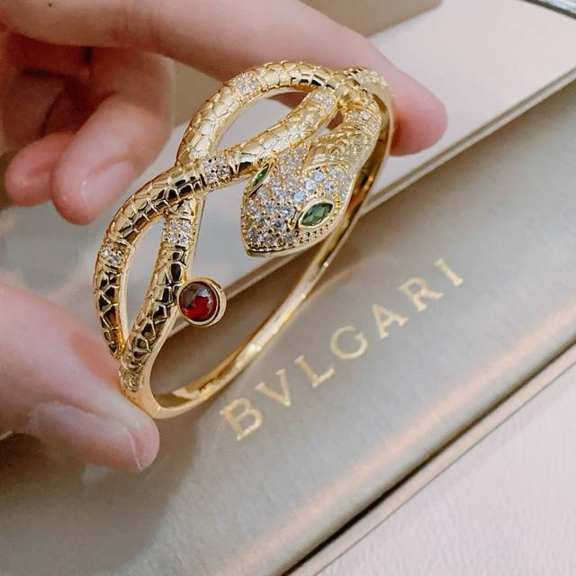 Bvlgari Bracelet V Gold Material. Bvlgari Divas' Dream Series, Flawless Conditio