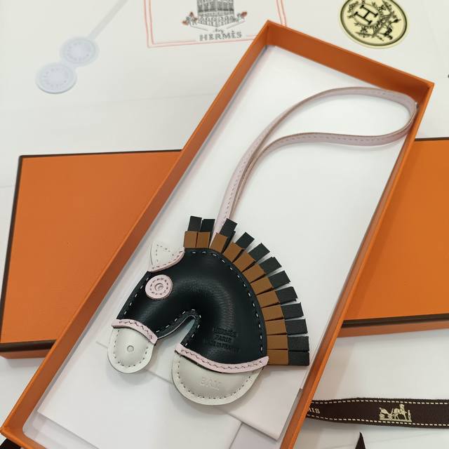 Top-Tier Version P2025 Hmmmmsgeegee Lroquois Pendant, Milo Lambskin Pendant. The