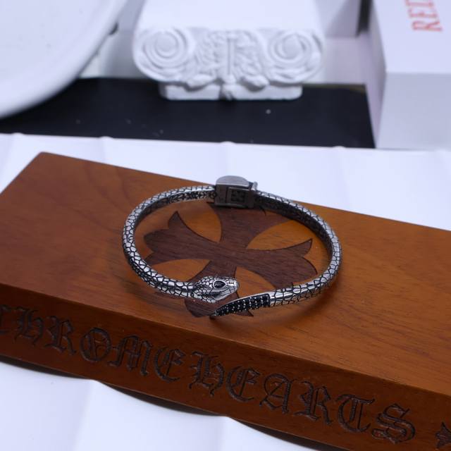 Passionate Debut: Crocodile Snake Bracelet, Open-Style Bracelet A Explosive Coll
