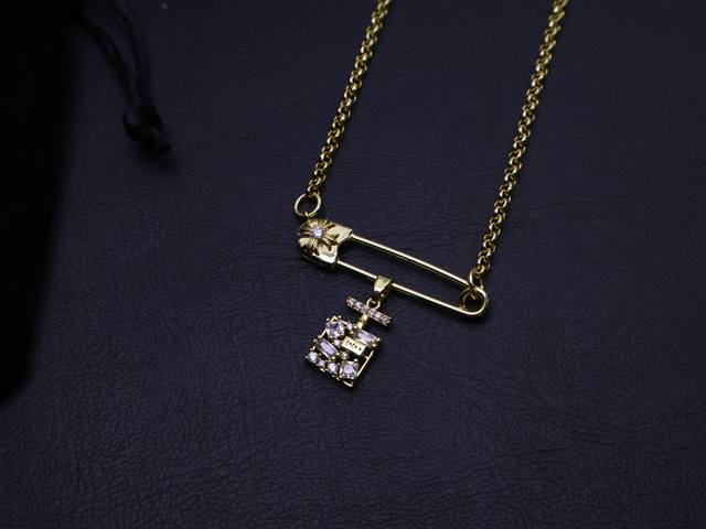 Family, The Chrome Hearts Gold-Plated Diamond-Studded Pin Necklace Has Completel