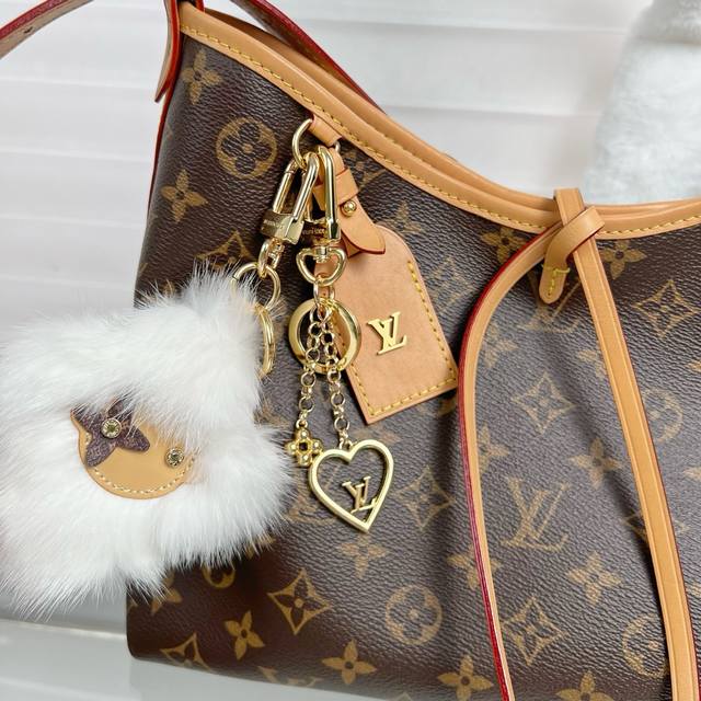 Lv Heart-Shaped Keyring - Wearing Reference Image