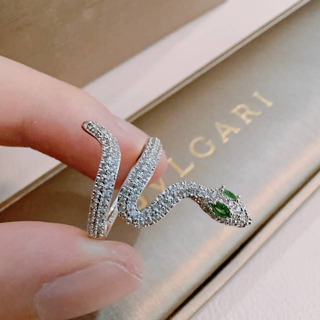 Bvlgari Ring In V Gold. Bvlgari Divas' Dream Series, Flawless Condition, Impecca