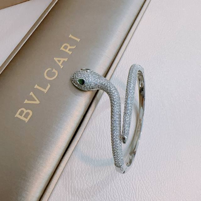 Bvlgari Bracelet V Gold Material. Bvlgari Divas' Dream Series, Flawless Conditio