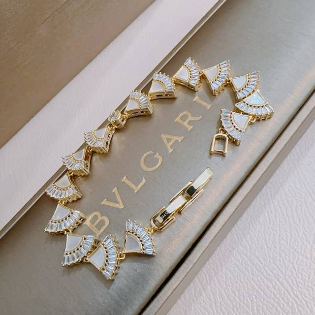 Bvlgari Bracelet In V Gold. Bvlgari Divas' Dream Series, Flawless Condition, Unm