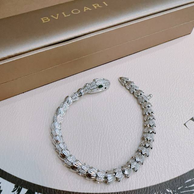 Bvlgari Bracelet In V Gold. Bvlgari Divas' Dream Series, Flawless Condition, Unm