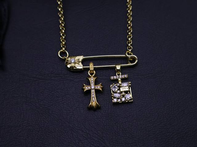 Family, The Croce Gold-Plated Diamond Brooch Necklace Has Successfully Captured