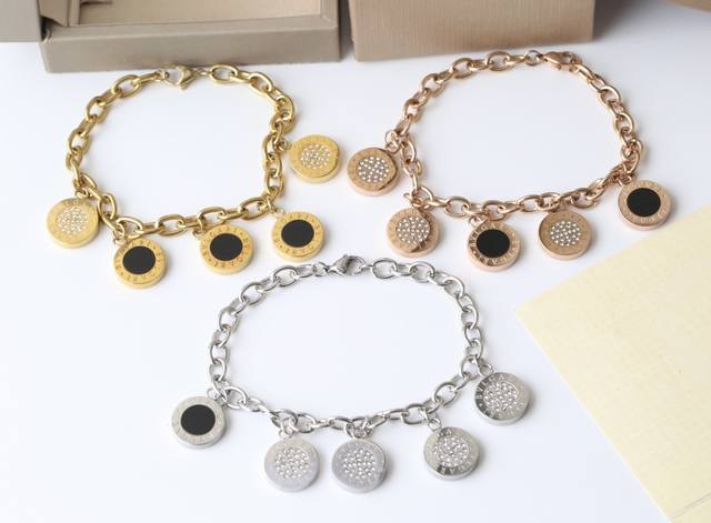 Bao Jia Bracelet: One Side Black, The Other Side Adorned With Diamonds. Exquisit