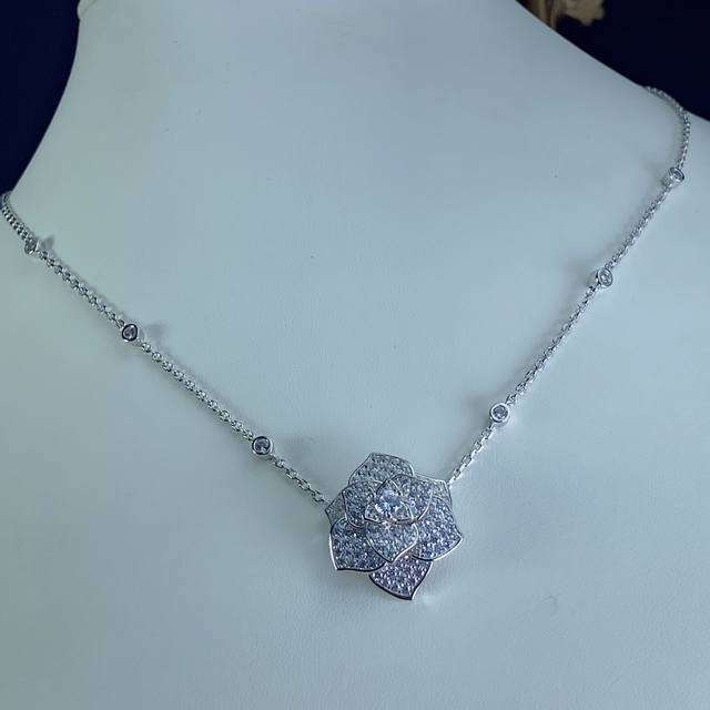 Rose-Shaped Diamond Necklace, Featuring Over 1,000 Small Diamonds, Layered Desig
