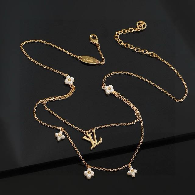 Premium Craftsmanship Version Louis Vuitton Letter Necklace, Embodying Exquisite