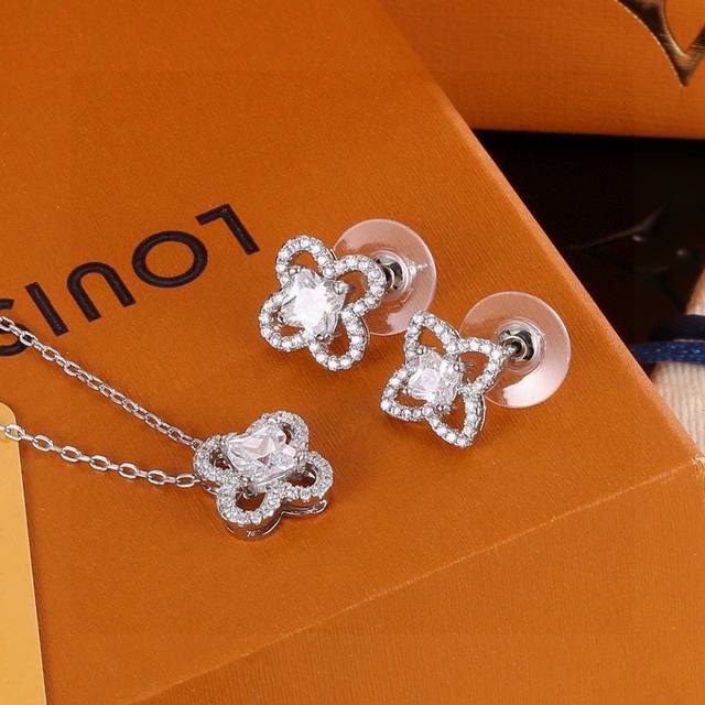 Louis Vuitton Lv Necklace And Earring Set Diamond Blossom Series Shimmering Bril