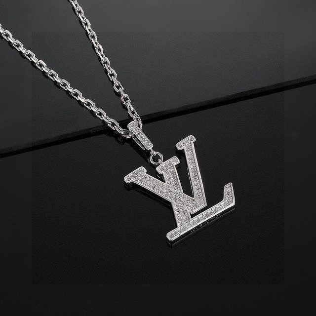 Louis Vuitton Lv Classic Bestseller Letter Couple's Full Diamond Letter Necklace
