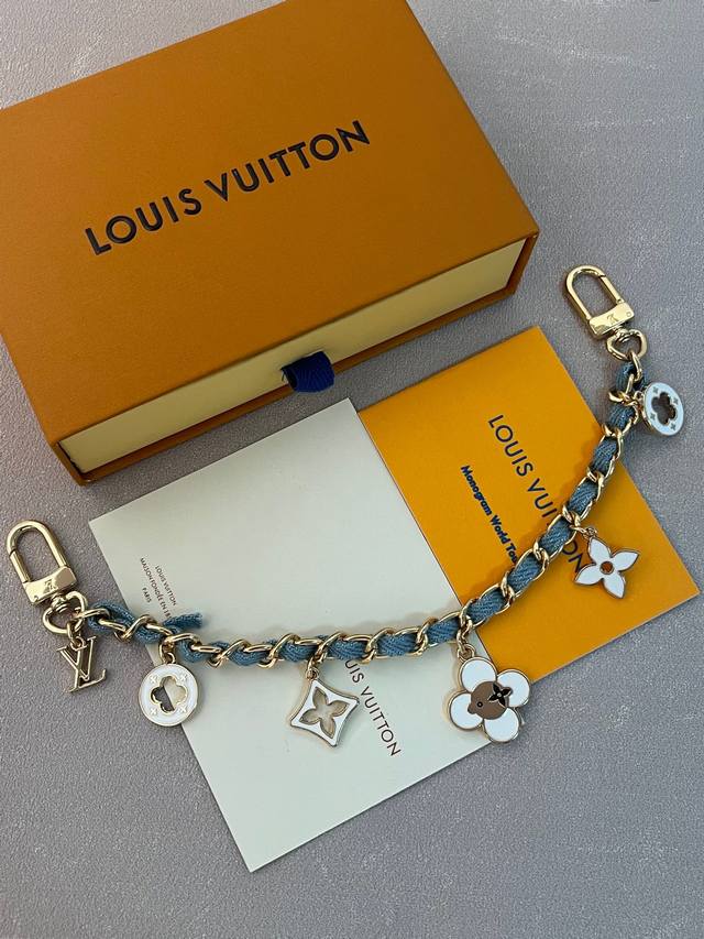 New Chanel-Style Sunflower Pendant Chain, Spring/Summer Unisex Car Key Chain Wit