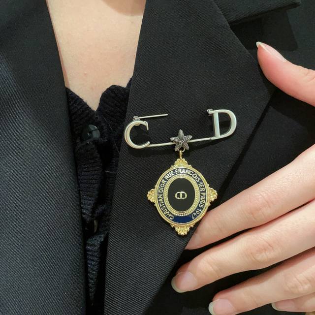 Dior Dior Letter Brooch, Same As Worn By Major Celebrities, Unimaginably Popular
