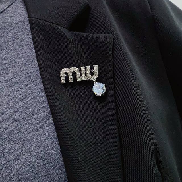 New Miu Miu Mu Mu Boutique High-Quality Small Full-Diamond Large-Diamond Brooch,