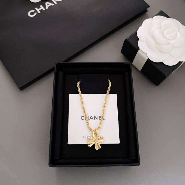 Our Product Is A Vintage Gold Four-Leaf Clover Necklace With Packaging. It Is Hi