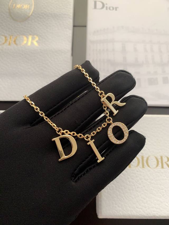 d*Or New Letter Necklace Consistent Brass Material