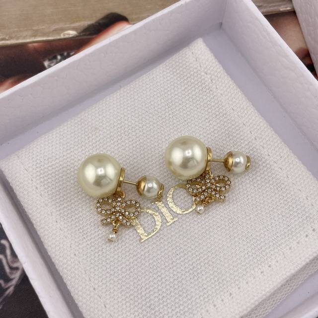 High Quality Details As Shown In The Picture D Full Diamond Bow Hanging Double B