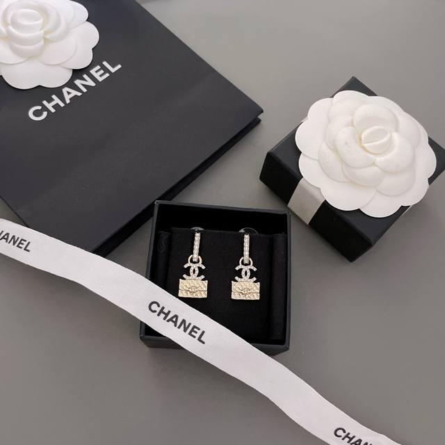 We Produce The Xiangling-Shaped Bag Earrings Zp5300. The Hottest Bag Earrings Ar