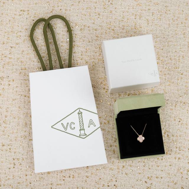 We Produce A Four-Leaf Clover Mother-Of-Pearl Necklace With Diamonds. Z Batch 32