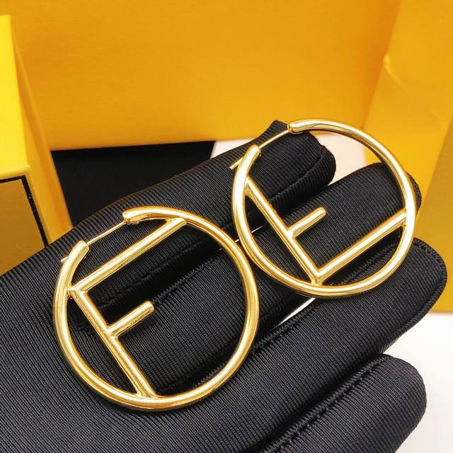 No. Fded0032 Gold 4Cm No. Fded0036 Silver 4Cm Fendi Earrings Round F Glossy Moon