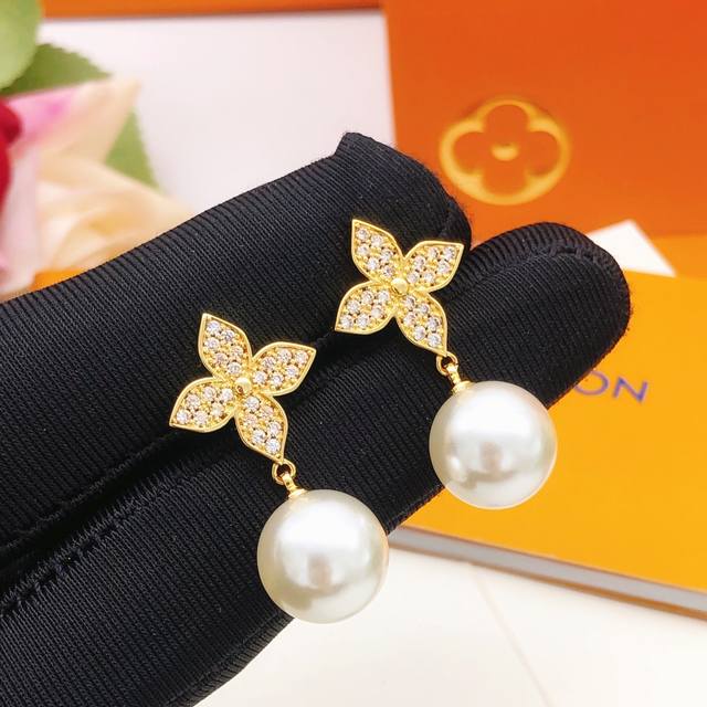 No.Led0264 Lv*Latest Style Plum Blossom Pearl Earrings Consistent Zp Brass Mater