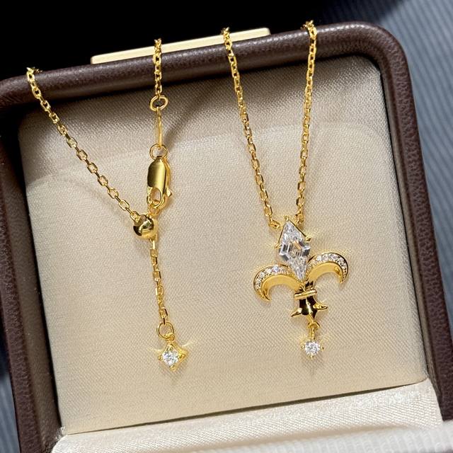 a6026 The Hottest New Anchor Diamond Necklace. The Chrome Heart Element Is Lo