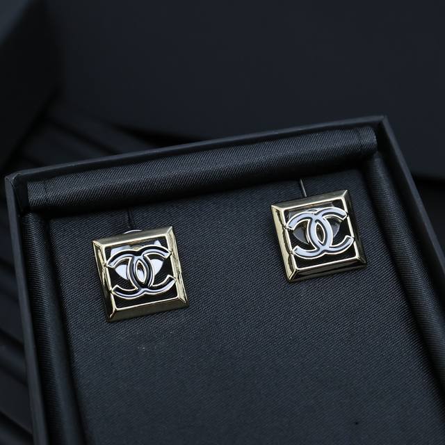 chanel Comic Square Earrings This Season's Main Style Is Palace Style Elegant