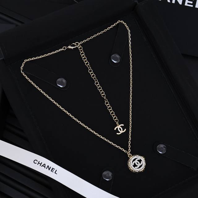 chanel25C Two-Color Gold Coin Palace Retro Round Necklace Wear The Earrings T