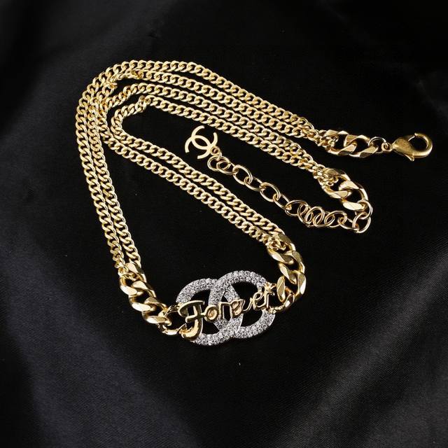 Chanel's New Necklace Is A Hot-Selling Model. It Is Available At The Same Time A