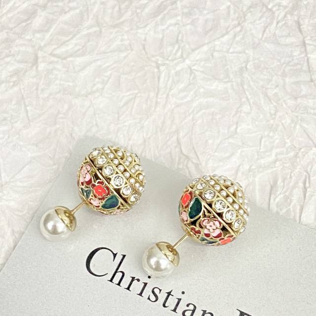 Code E2471 Dior Earrings Are Hot-Selling Models And Are On Sale Now. Dior Hollow