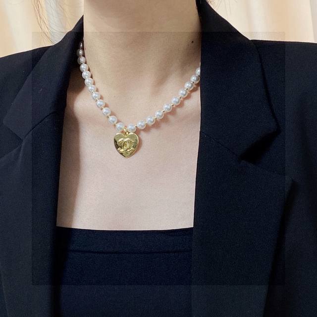 The Hottest New Model On Xiaohongshu Chanel's Latest Double C Pearl Heart Neckla