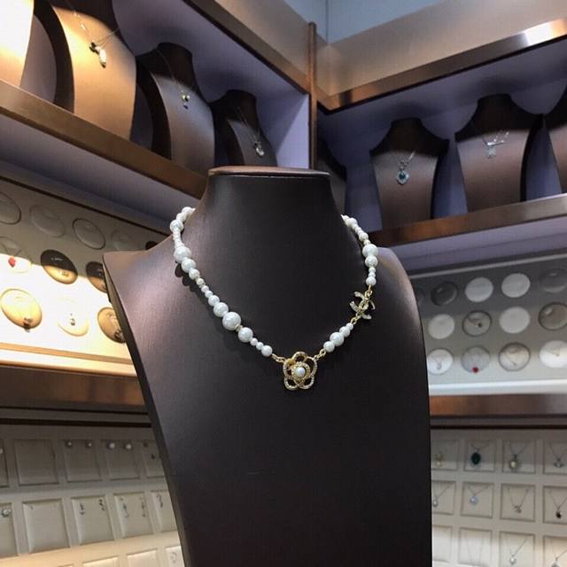 chanel Chanel Early Spring New Chanel Flower Inlaid Pearl Necklace Sweater Ch
