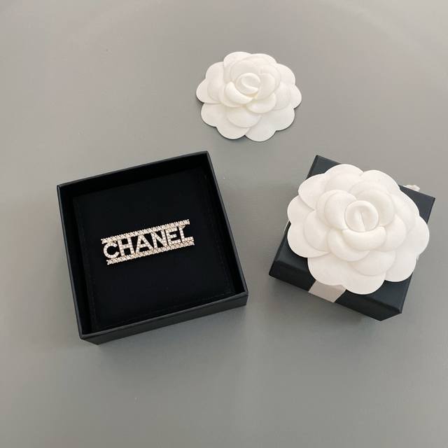 We Produce The Diamond Nameplate Brooch Zp4700. This Season's Super Hit Is Reall