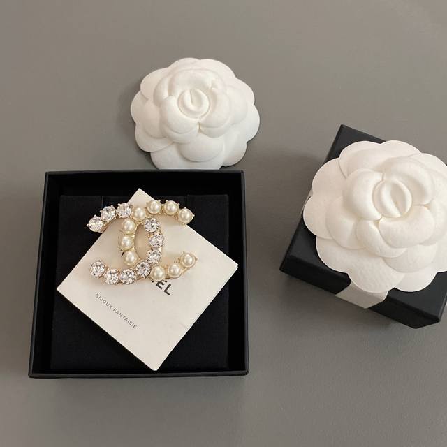 Our Product Is The Double-Piece Brooch Zp3100. I Like It At First Sight. It Is V