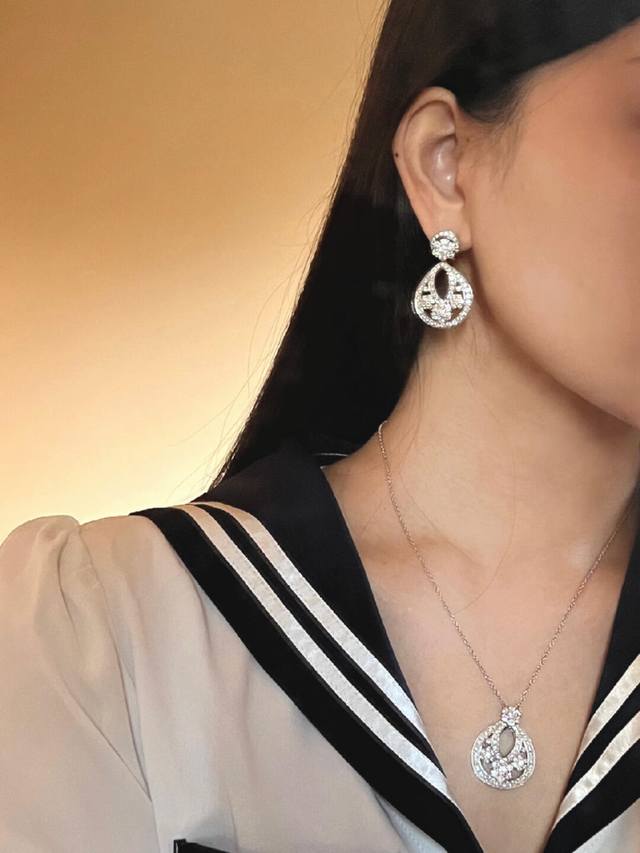 Our Products Can Be Customized With Real Gold And Real Diamonds. Large Quantitie
